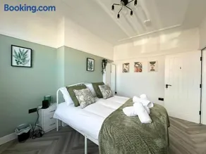Roland House Runcorn By Smart Corporate Stays - Image 1