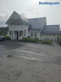 Gårdsidyll i flotte omgivelser - Image 1