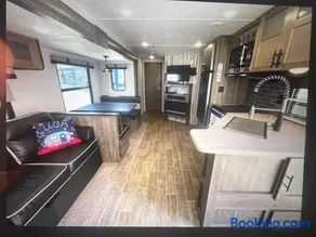 Beautiful 32' RV located in south Chicago suburb - Image 3
