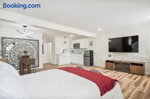 Clair de Lune Studio A Charming Kokomo Stay - Image 1