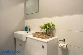 Nr WINDSOR stunning 1 bedroom self contained property in Burnham near Heathrow - Image 4