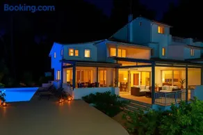 Hera's Resort with Private Pool and Lush Garden - Image 4