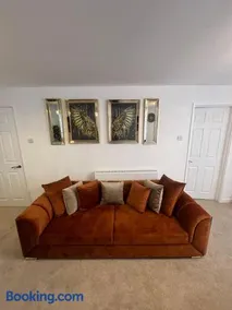 Elegant House - 6 Sleeps - 10 Minute walk to the Town - Image 3