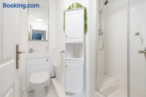 Capella - Peaceful, comfortable, rooms - Private Shower - Free Parking - corporate, professional, contractor, trades, crew, holiday, Village Stay - Image 1
