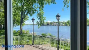 Luxury Riverside Villa with Magnificent RiverViews - Image 1