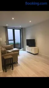 Central Camberley Apartment - Parking - Garden - Image 5