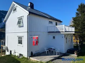 Reine Retro Villa - Cozy Villa With a Fantastic View - Image 2