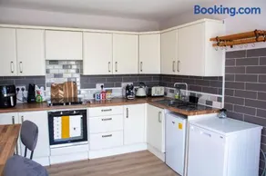 Spacious Home, Walk to City Centre & Free Parking - Image 5