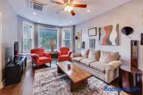 Edgewater Andersonville-area Apt Close to Loyola Lake EZ Parking - Image 1