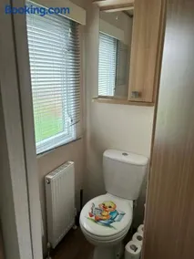 Lodge on Harts holiday village, leysdown,fascities on sight, indoor swimming pool, entertainment etc, please note park passes can be purchased at reception - Image 2