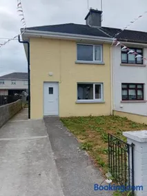 Spacious 3BR House wiz Free Parking WiFi - Image 1