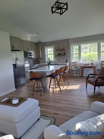 Cozy Country Cottage - Image 2