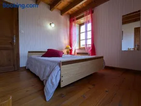 Charmant Gîte en Pierre avec 3 Chambres, Cour et Proximité Activités, Pinols - FR-1-582-252 - Image 4