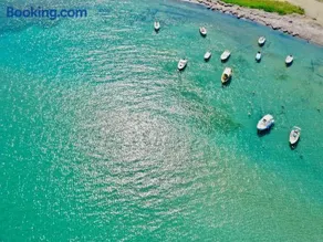 Skouna Luxury Suites by DadoVillas - Image 4
