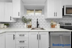 Bright 2 Bedroom Suite - Image 3