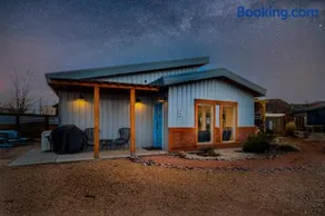 Timber & Tin B 1Bed 1Bath w Pool & Rooftop Deck - Image 2