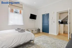 City Centre Entire Studio Apartment- Self check in - Image 5