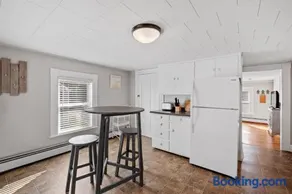 2nd Flr Large 1 Bed - Short to Midterm Rental - Image 2