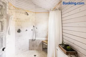 Classic Wainscott East Hampton Home - Image 3