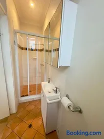 Studio room ensuite bathroom Brisbane City near Kangaroo Point and Gabba Cricket stadium - Image 1