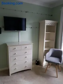 Slough Centre Townhouse with driveway parking for up to two cars - Image 5