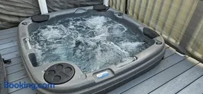 Hot Tub Lodge Cornwall - Meadow Lakes Holiday Park - Image 5