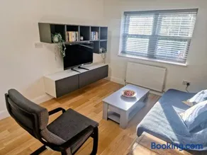 Bright 2-Bed Flat with Free Parking near Whetstone - Image 2