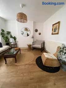 Glen Villa - 3 bedroom house - Stroud town centre - Image 2