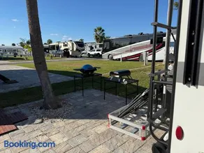 2BR and 1BR private RVs in resort with pool - Close to gulf beaches - Full kitchen, indoor-outdoor living spaces, BBQ, Pizza Oven - Near Sanibel Island, Fort Myers Beach - Resort has recreation amenities and laundry - High-speed WiFi fiber Internet - Image 4
