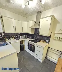 Oswaldtwistle Spacious 3 Bedroom Two Bath - Image 4