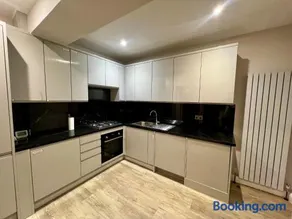 Beautiful Modern 3 Bedroom Home - Image 2