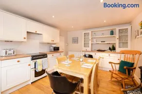 2 bed Haywood Cottage with garden - Image 3