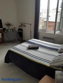 Chez Vincent, Chambre double avec salle de bain, wc et accès privés, très bon emplacement dans Dieppe, au calme, avec Parking Gratuit et Clôturé, terrasse et grand jardin, Animaux admis, pas de cuisine mais micro ondes et bouilloire fournis - Image 2