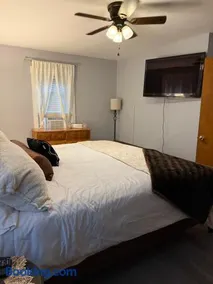 Bluebonnet apartment Athens tx king size bed 2 min from courthouse - Image 1