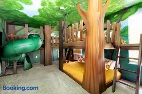 Luxury 9 Bed villa Jungle bedroom w slide gameroom - Image 2
