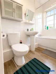 Livo Homes Elegant 2BR Near West Kensington Tube - Image 2
