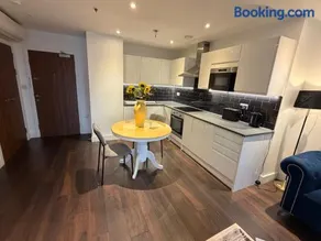 London Bliss Apartment - Cozy Stay with City Views - Image 1