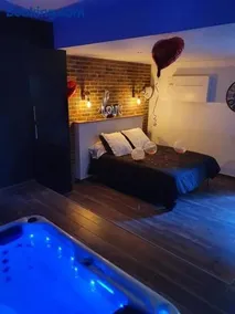 chambre romantique avec spa privatif - Image 1