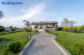 Villa Giota Luxury Living - Free Car & Private Jacuzzi - Image 2