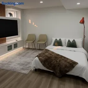 Lux Basement Apartment Getaway - Image 4