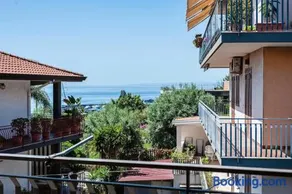 Spacious Apartment with Sea View in Aci Castello - Image 3