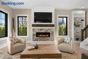 Lake-view 5BR Blue Harbor retreat with pool, beach access, and resort amenities. - Image 3