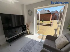 Stylish 3BR House Garden, Parking & Self Check-In - Image 2