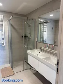 Sunrise Harbor III Modern Smart 3-BR Apartment with Balcony - Image 2