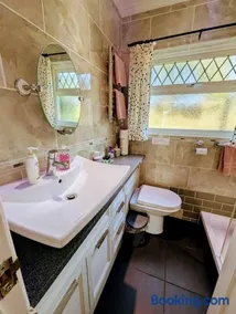 2-Bed Bungalow Retreat, Welcombe - Image 5