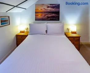Cosy Cottage with free on street parking - Image 2