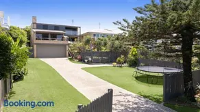 Caloundra Retro Beach House in Front of Ocean - Image 4