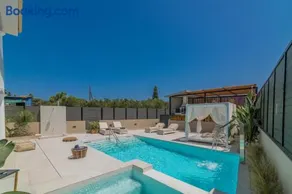 Fratelli Villa, with Heated Pool & Spa Whirlpool, By ThinkVilla - Image 5