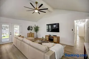 Custom Designer Home. Sleeps 9. Close to domain Q2 - Image 1