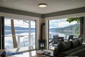 Hood Canal Escape- upscale meets the rocky shores! - Image 4